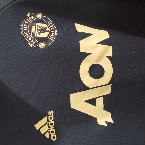 Manchester United Jersey.  Hardly Worn. Long Sleeve, Mock Neck. Large. - Picture 3 of 8